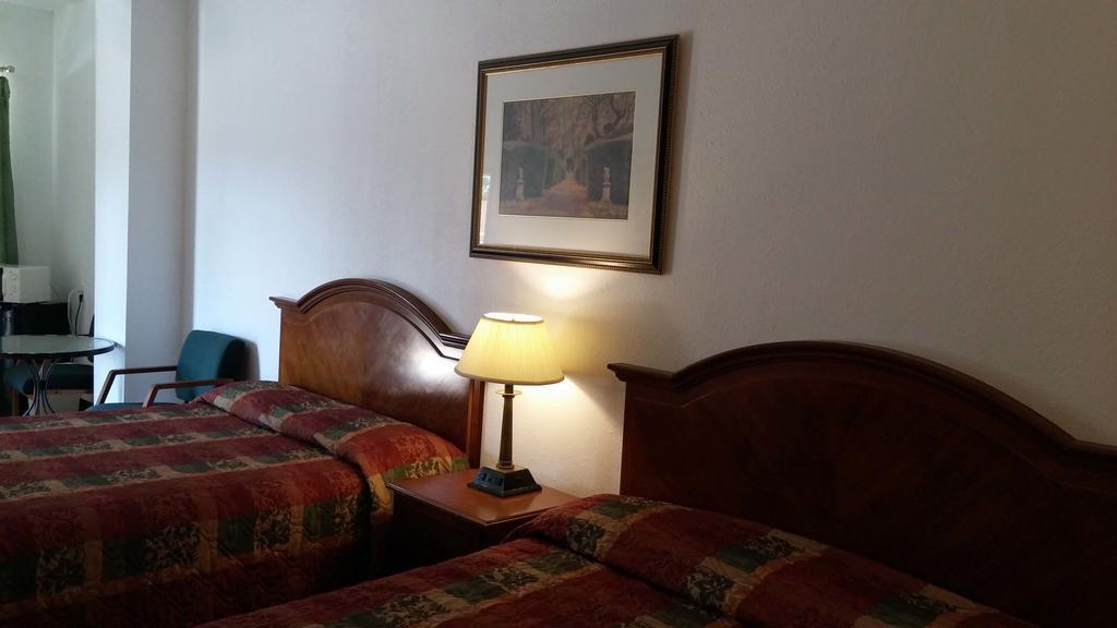 Country Regency Inn & Suites Manvel Εξωτερικό φωτογραφία