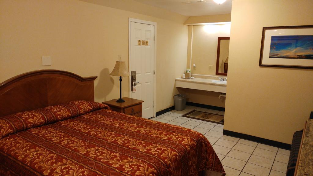 Country Regency Inn & Suites Manvel Εξωτερικό φωτογραφία