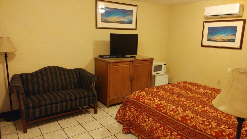 Country Regency Inn & Suites Manvel Εξωτερικό φωτογραφία