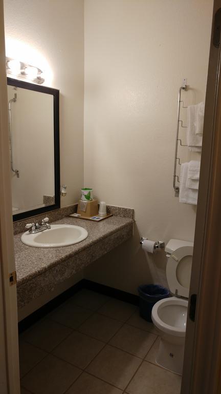 Country Regency Inn & Suites Manvel Εξωτερικό φωτογραφία