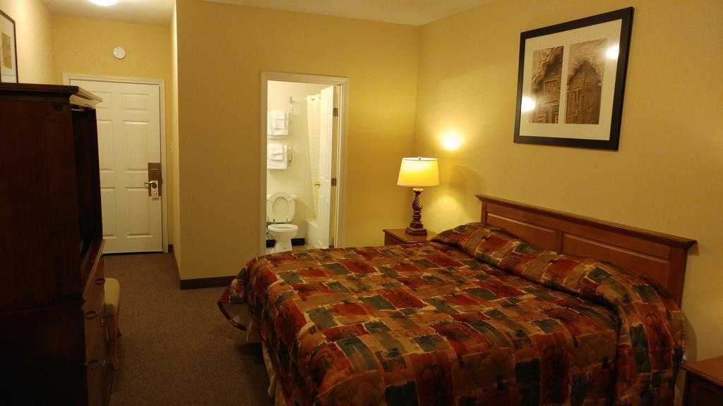 Country Regency Inn & Suites Manvel Εξωτερικό φωτογραφία