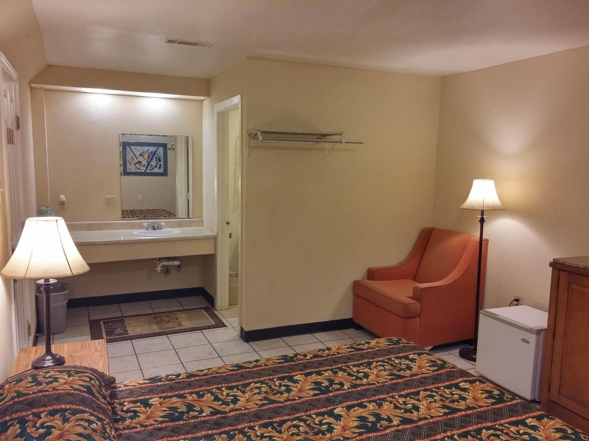 Country Regency Inn & Suites Manvel Εξωτερικό φωτογραφία