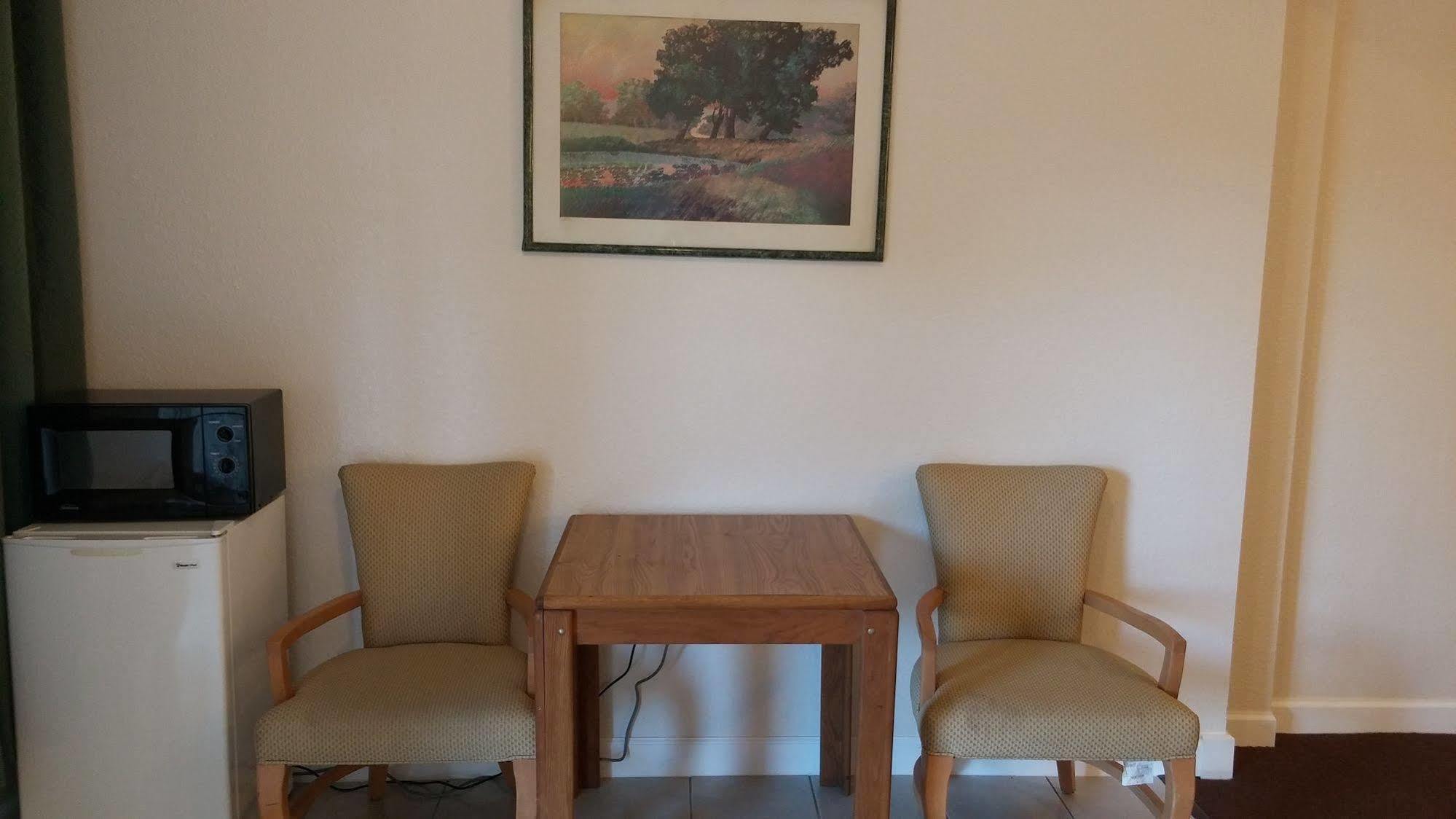 Country Regency Inn & Suites Manvel Εξωτερικό φωτογραφία
