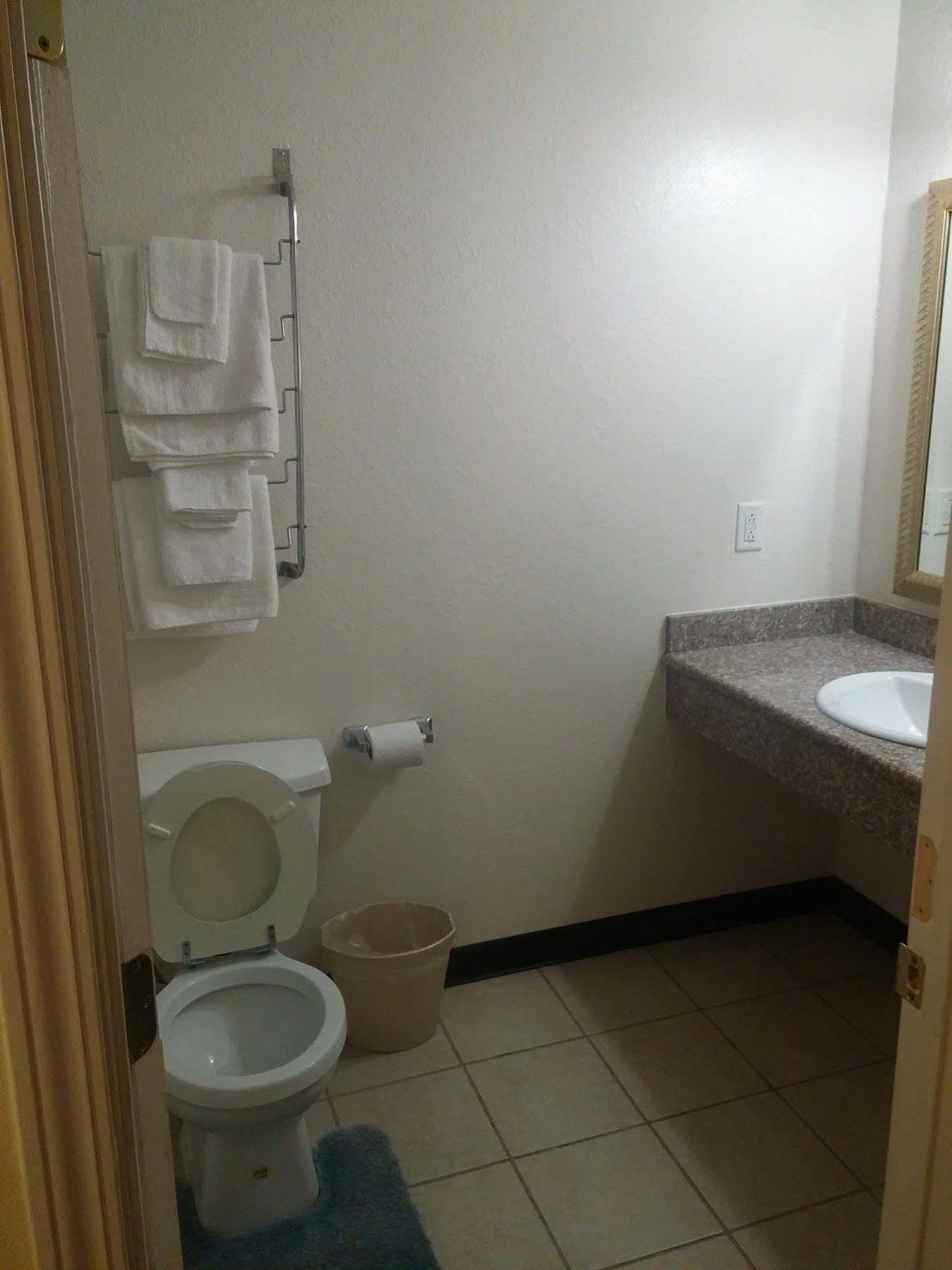 Country Regency Inn & Suites Manvel Εξωτερικό φωτογραφία