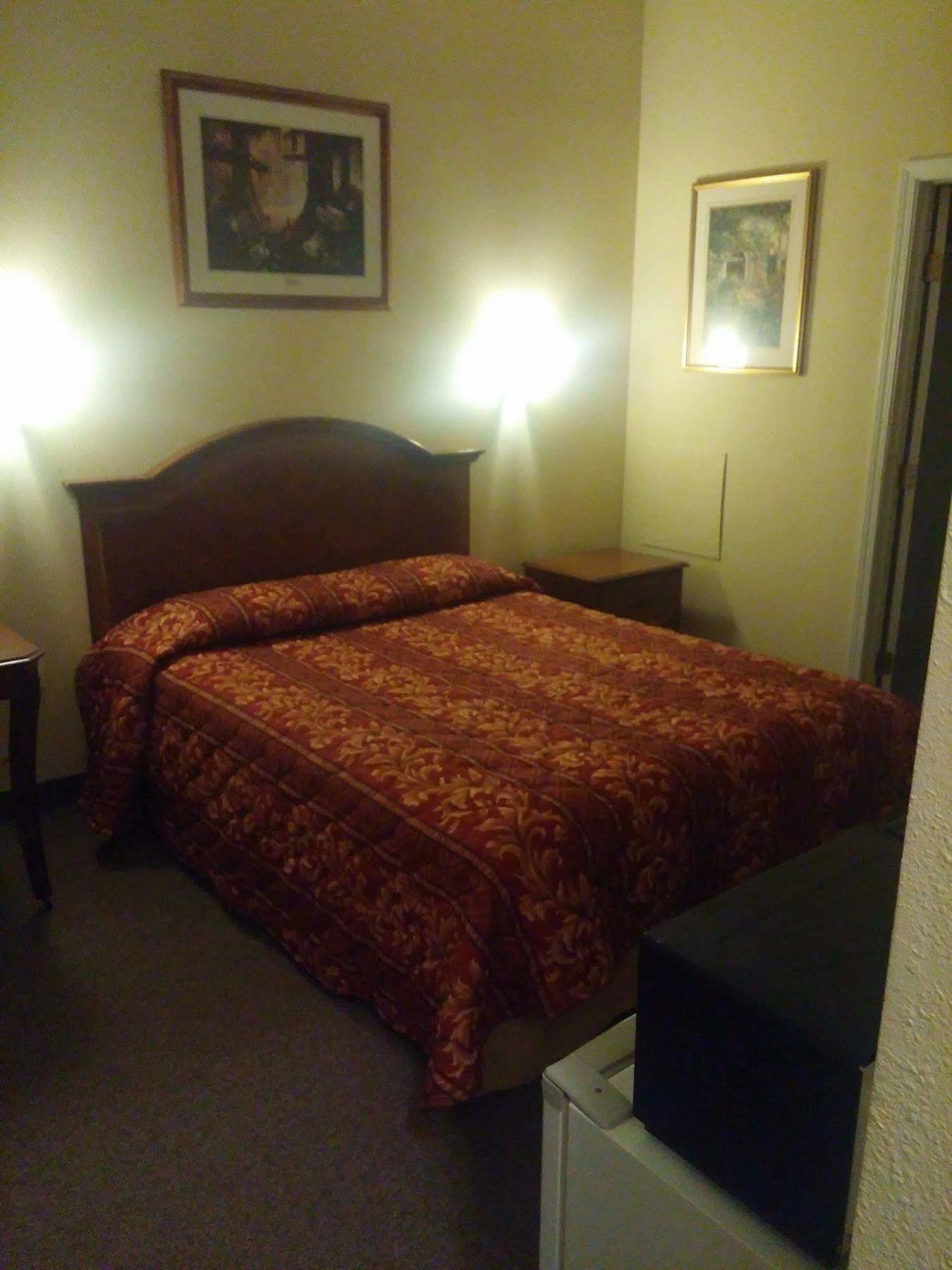 Country Regency Inn & Suites Manvel Εξωτερικό φωτογραφία