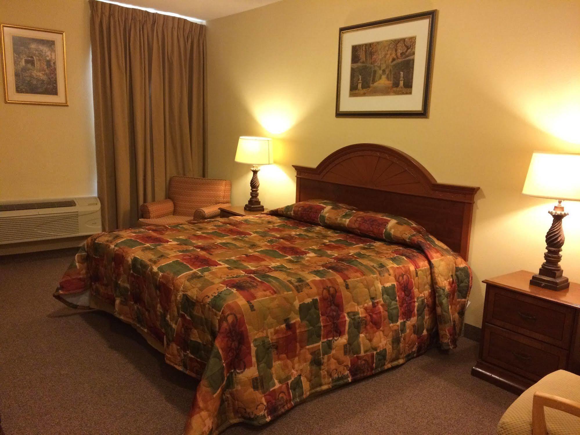 Country Regency Inn & Suites Manvel Εξωτερικό φωτογραφία