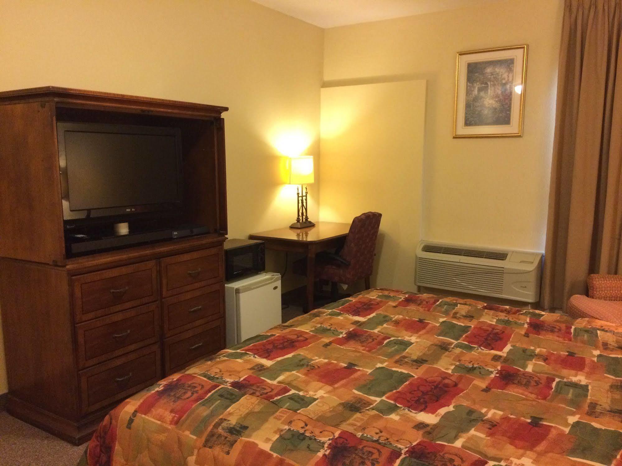 Country Regency Inn & Suites Manvel Εξωτερικό φωτογραφία