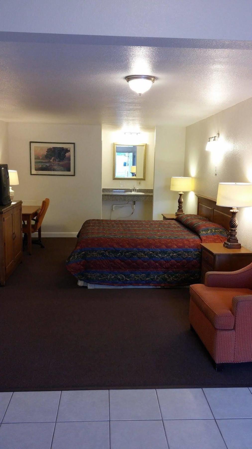 Country Regency Inn & Suites Manvel Εξωτερικό φωτογραφία