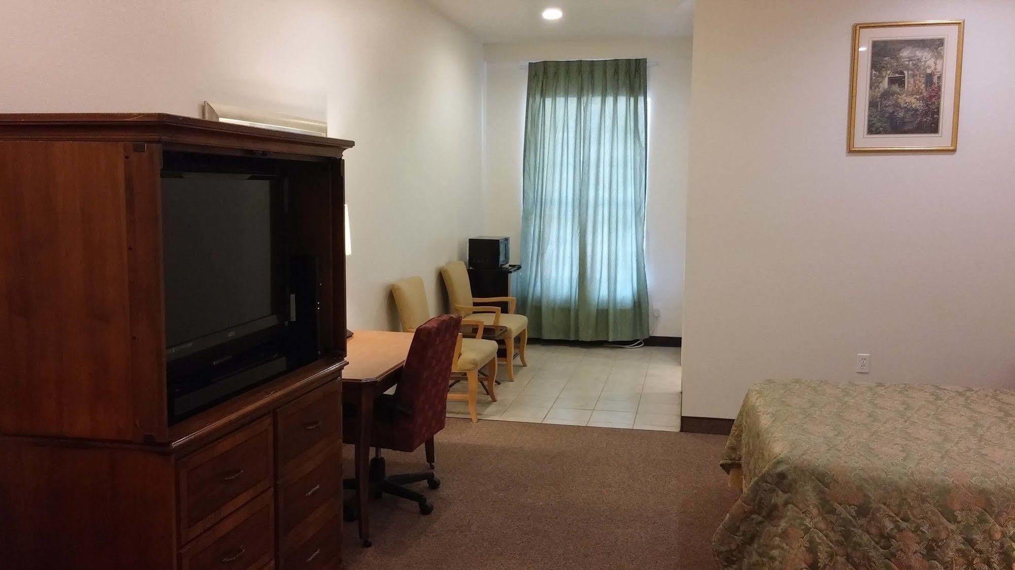 Country Regency Inn & Suites Manvel Εξωτερικό φωτογραφία