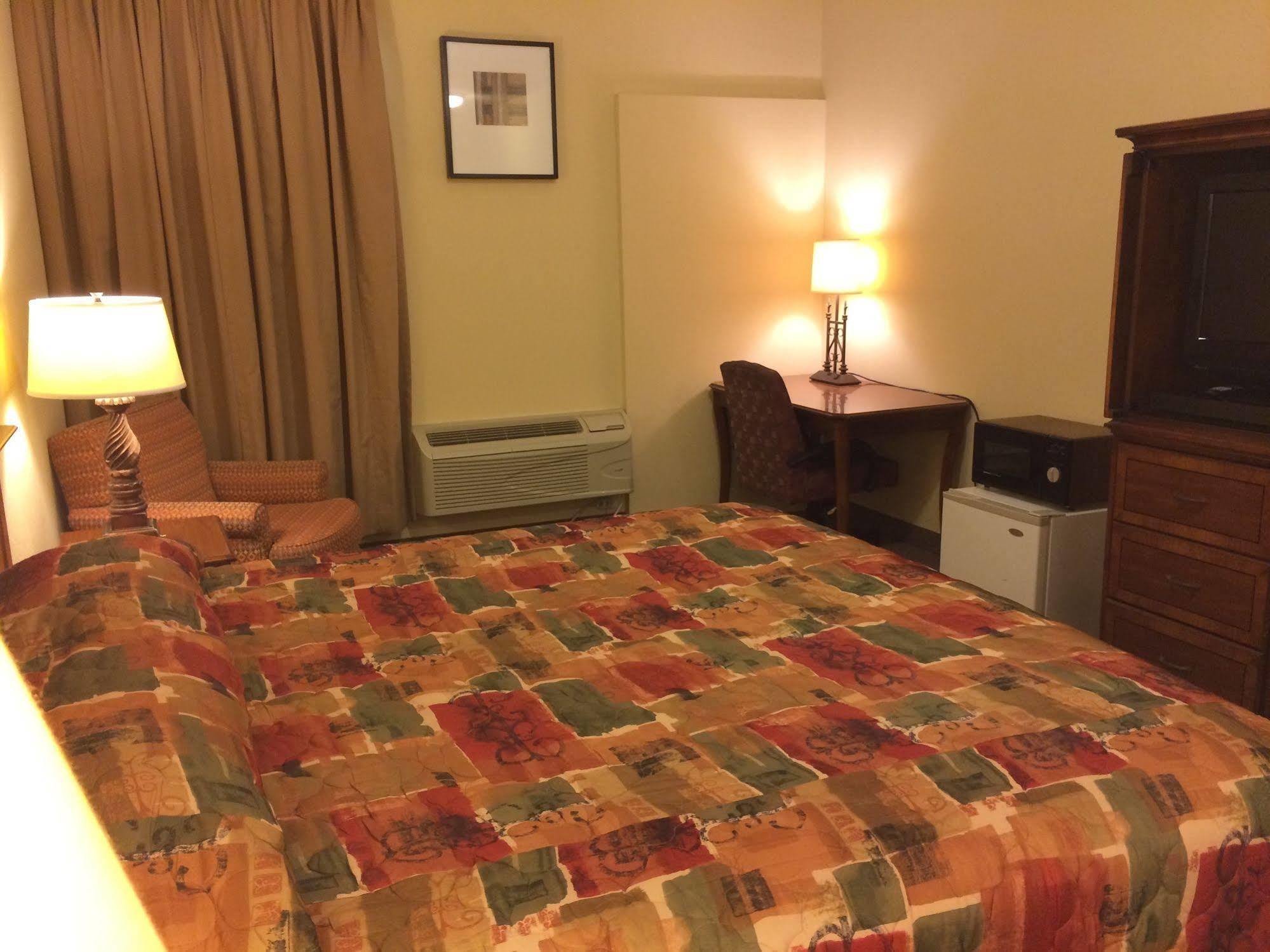 Country Regency Inn & Suites Manvel Εξωτερικό φωτογραφία
