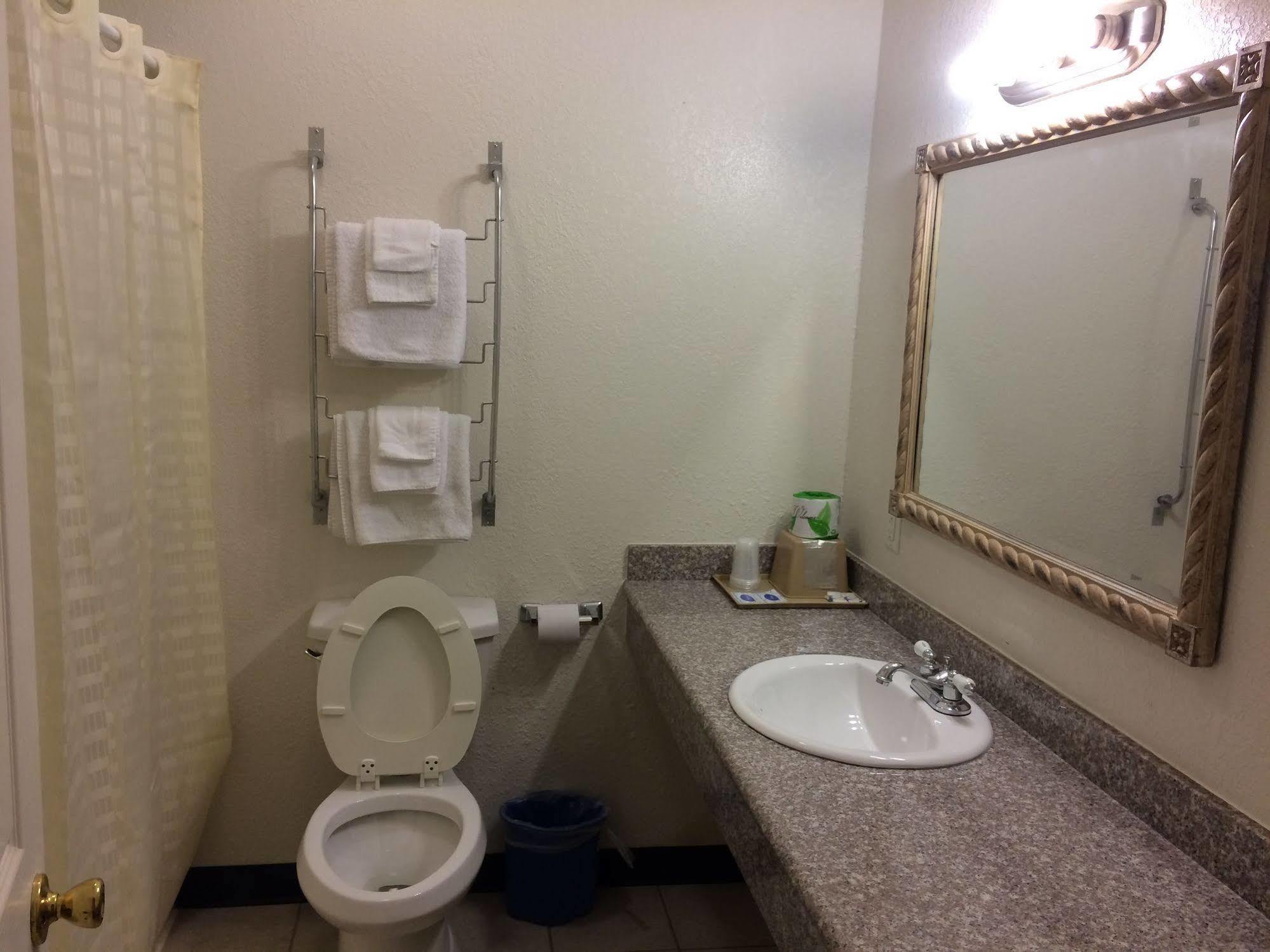 Country Regency Inn & Suites Manvel Εξωτερικό φωτογραφία