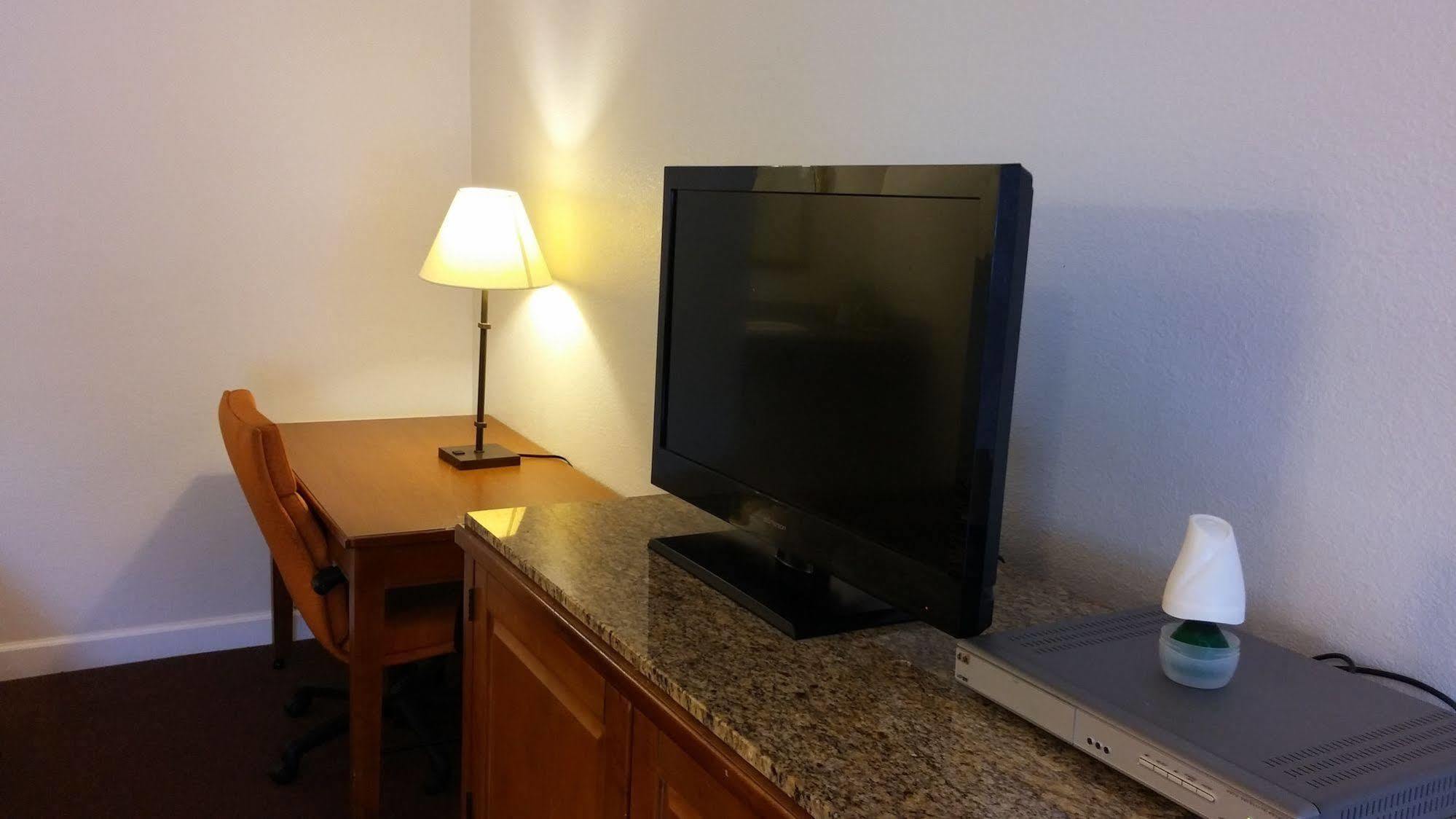 Country Regency Inn & Suites Manvel Εξωτερικό φωτογραφία