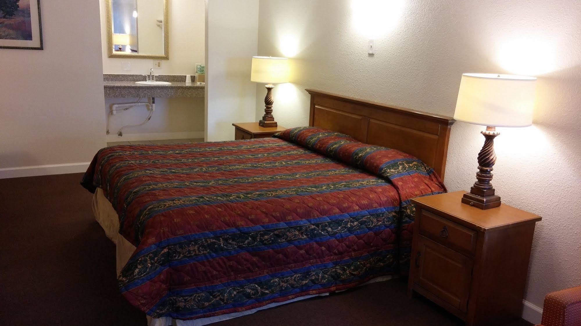 Country Regency Inn & Suites Manvel Εξωτερικό φωτογραφία