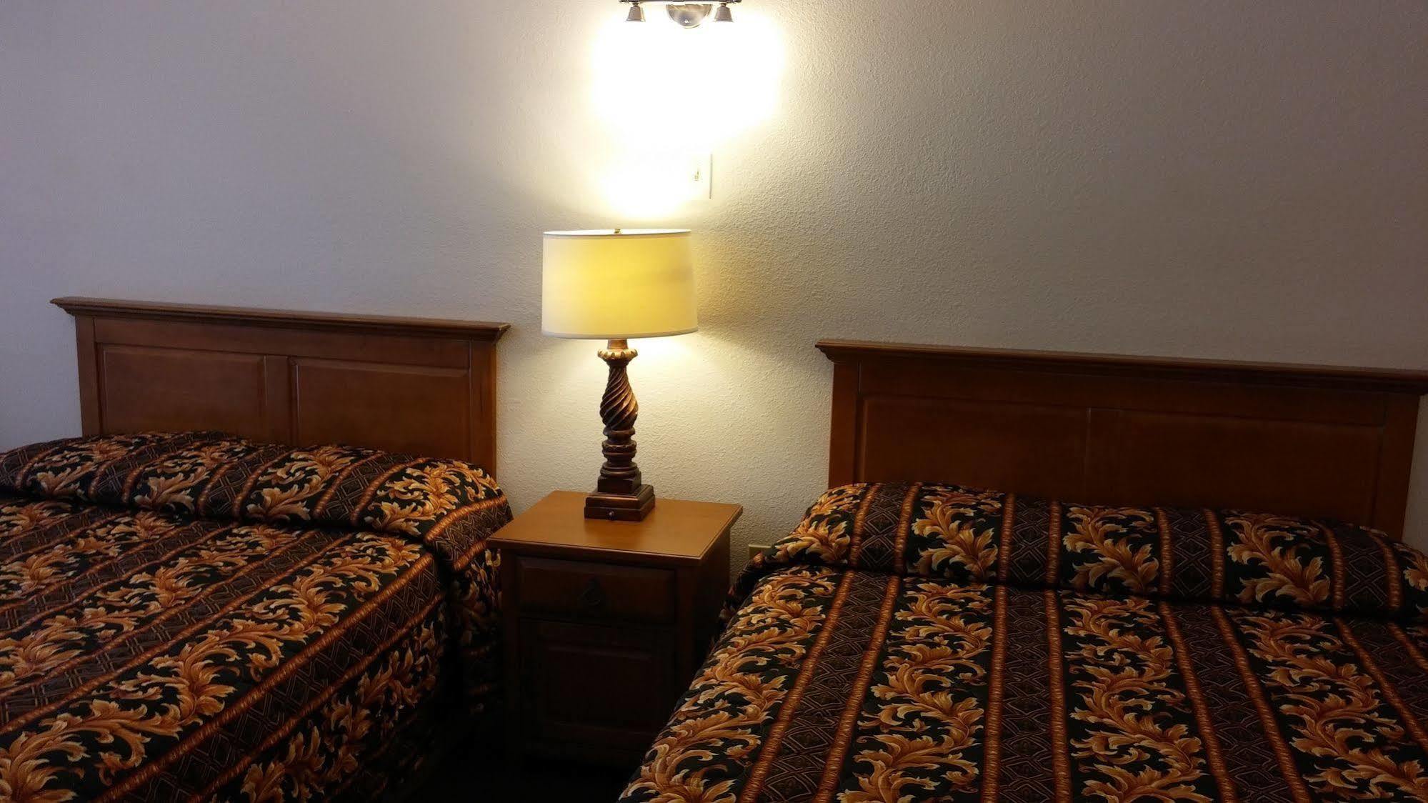 Country Regency Inn & Suites Manvel Εξωτερικό φωτογραφία